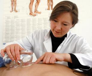 Dr. v. Hasselbach beim Schröpfen